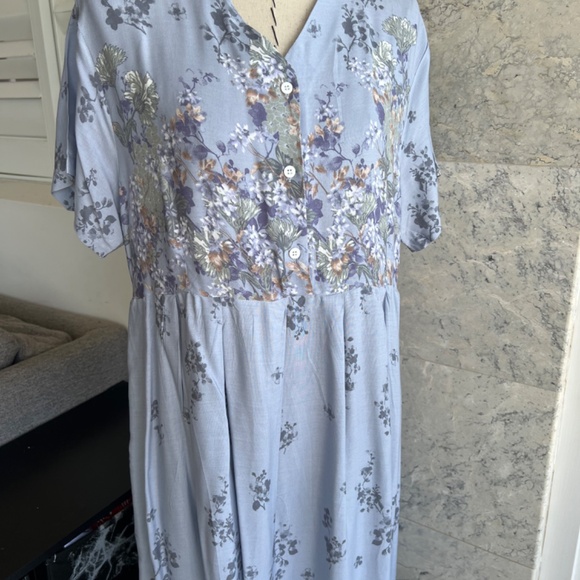 Flowery Dress with Pocket and Buttons, Tropical Design - Picture 10 of 11